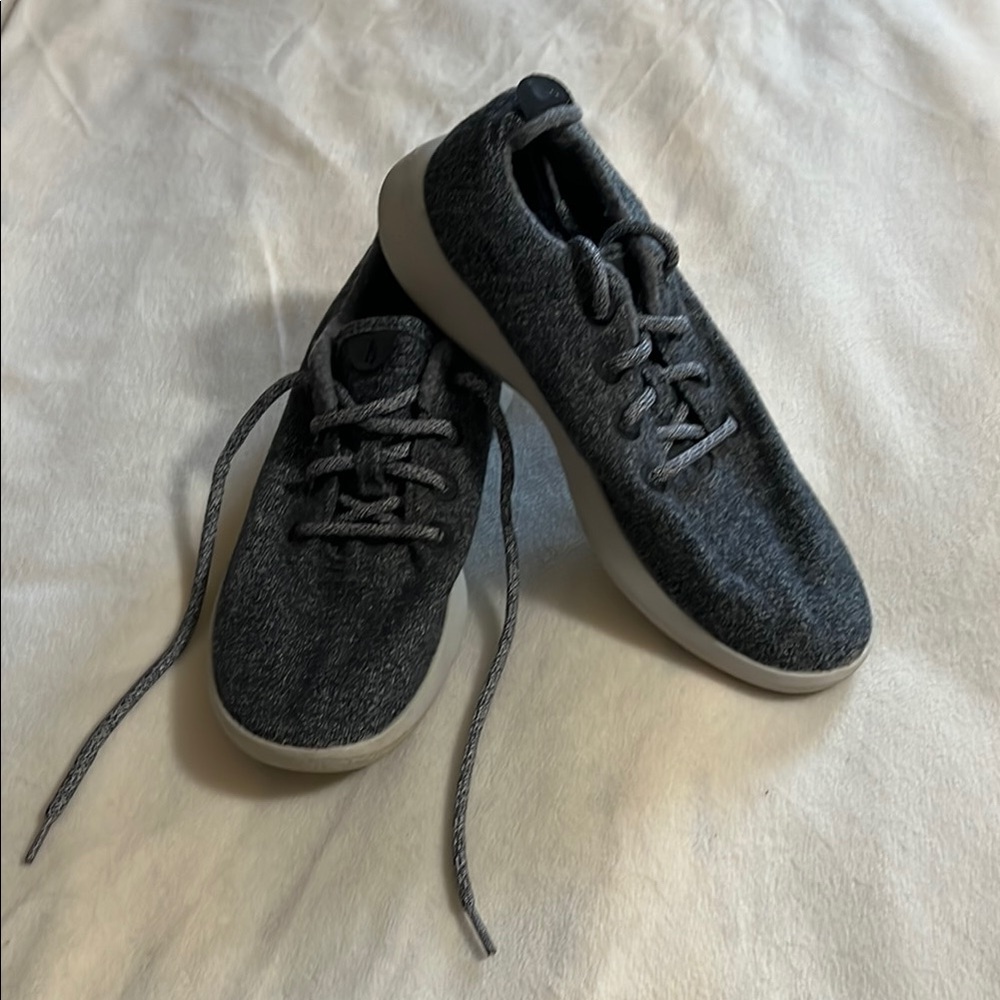 Super comfortable men’s black-and-white Heather fabric allbirds